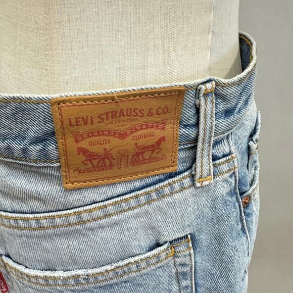 LEVI'S High Rise Wedgie Distressed Denim Cutoff Short in light wash size 29 - Picture 6 of 15